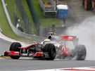 Lewis Hamilton (McLaren) na trati detivého páteního tréninku Velké ceny Belgie.