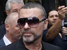 George Michael odchází od londýnského soudu (2010)