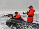 Ruský premiér Vladimir Putin trpliv íhal na velryby (25. srpna 2010)