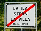 La Ila, Stern, La Villa  jedna z mnoha trojjazyných cedulí, které jsou bné v italské oblasti Alta-Badia. Poadí jazyk bývá obvykle: italtina, nmina, ladintina