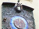 Na jedn z budov Chrmu chmele a piva je orloj.