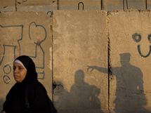 Palestinka u pechodu Kalandia mezi Jeruzalmem a Zpadnm behem pobl meity al-Aks