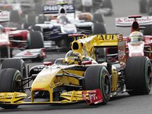 V TLAENICI. Polk Robert Kubica ze stje Renault se dere dopedu v prbhu Velk ceny Belgie.