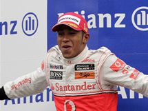 JAKO LETADLO. Brit Lewis Hamilton s mclarenem vyhrl Velkou cenu Belgie a v poad ampiontu formule 1 "peletl" ve Spa druhho Marka Webbera z Red Bullu a dostal se do ela.