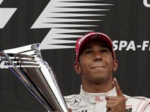Lewis Hamilton ze stje McLaren s trofej pro vtze Velk ceny Belgie.