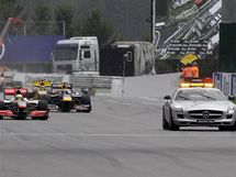 SAFETY CAR. Bhem Velk ceny Belgie hodn prelo, formule asto bouraly a na tra ve Spa musel jet zpomalovac vz.