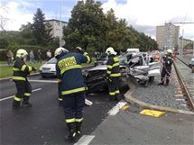 Nehoda auta a tramvaje ne kiovatce Podbradsk s Prmyslovou v Praze (24.8.2010)
