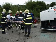 Osm lid byla zranno pi poru auta a tk dopravn nehod na dlnici D1 u Komoan na Vykovsku. (27. srpen 2010)