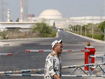 Elektrárna v Búšehru v den, kdy ruští inženýři začali vkládat do elektrárny jaderné palivo (21. srpna 2010)
