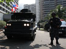 Policist ped hotelem Intercontinental v Riu de Janeiru, kter pepadli ozbrojenci a zajali tam rukojm (21. srpna 2010)