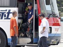 Bval policista unesl ve filipnsk Manile autobus a dr v nm rukojm. (23. srpna 2010)