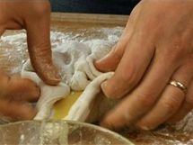 Smooth flour that you constantly sprinkle over the dough will help you when inserting the mixture into the dough