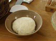 Leave the finished cake dough to rise for two hours