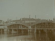 Stavba železobetonového mostu v roce 1903.