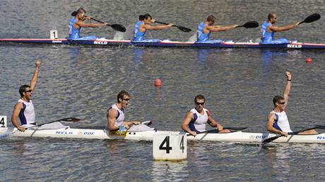 Francouská posádka (v bílém) Colin, Jouve, Hubert a Hybois se raduje z vít�zství  vkategorii K4 na 1000 m. Za nimi je �eská posádka Horský,Sou�ek, Havel a �t�rba. 