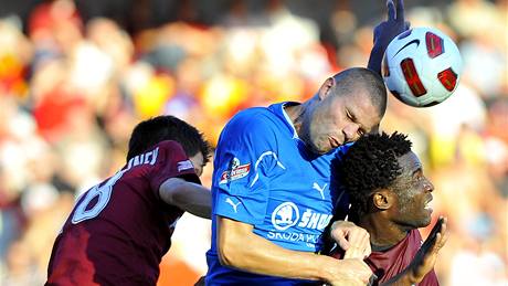 David Bystro� (vprost�ed) byl ve vzduchu úsp�n�j�í ne� spar�ané Ji�í Jeslínek (vlevo) a Bony Wilfried.
