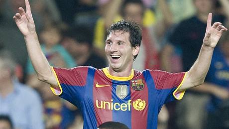 HATTRICK. Lionel Messi (nahoe) vstelil Seville ti góly. S ním se raduje Dani Alves .