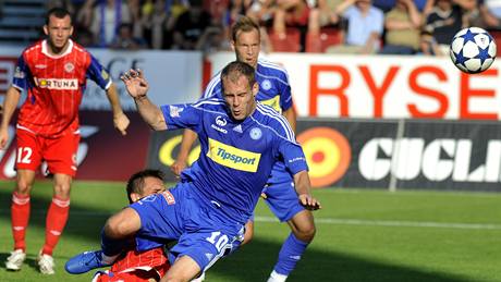 Olomoucký úto�ník Michal Hubník hlavi�kuje na brn�nskou branku