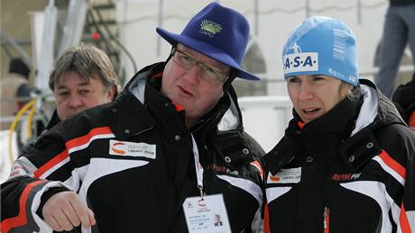 Liberecký primátor Jiří Kittner a prezidentka organizátorů Kateřina Neumannová sledovali v únoru 2009 v Liberci některé lyžařské disciplíny společně.