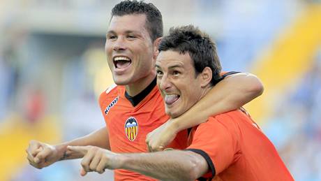 Aritz Aduriz (vpravo) a David Navarro z Valencie oslavují gól v zápase proti Malaze.