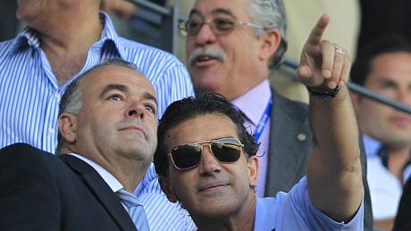 Na zápas panlské ligy mezi domácí Malagou a Valencií se piel podívat i populární herec Antonio Banderas.