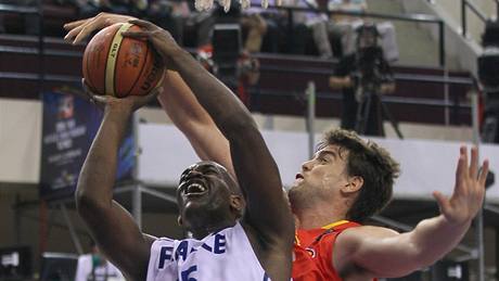 panlský basketbalista Marc Gasol brání v zakonení Ali Traoremu z Francie v utkání svtového ampionátu.