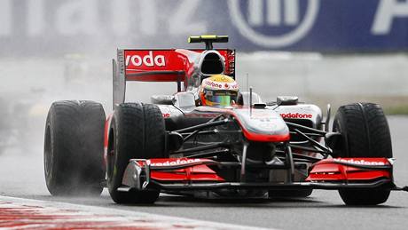 VÍTZSTVÍ V DETI  S náronými klimatickými podmínkami Velké ceny Belgie se nejlépe popasoval Brit Hamilton z McLarenu. Vyhrál závod a dostal se do ela prbného poadí mistrovství svta formule 1.