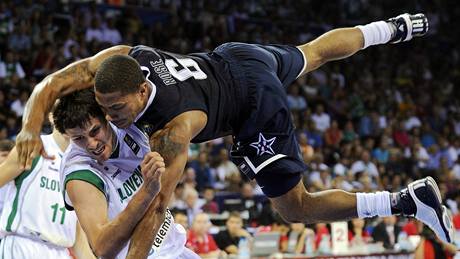 LETECKÁ HAVÁRIE. Americký basketbalista Derrick Rose letěl v utkání se Slovinskem na mistrovství světa vzduchem a zboural při tom soupeře Boštjana Nachbara. 