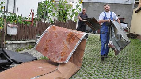 Nad Olenicí se v úterý veer pehnalo tornádo, které poniilo asi dv desítky stech dom