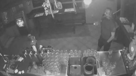 Policist�m se poda�ilo získat fotografie z pr�myslové kamery jedné z brn�nských heren, kde je zachycen podez�elý s del�ími, pro�ediv�lými vlasy.