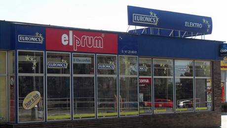 Zlod�ji vyrvali ze zdi obchodního domu Elprum v Ku�imi bankomat, který nakonec nechali na míst� i se svým autem.