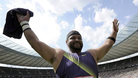VYHRÁL JSEM! Americký koula Reese Hoffa oslavuje vítzství na atletickém mítinku v Berlín.