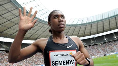 JSEM ZPÁTKY. Jihoafrická bkyn Caster Semenyaová zdraví diváky na mítinku v Berlín, kde vyhrála závod na 800 m.