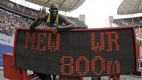 NOVÝ REKORDMAN. Keský bec David Rudisha oslavuje v cíli závodu na 800m vítzství i nový svtový rekord.