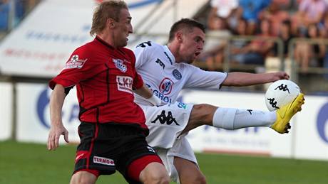 Michal Valenta z Ústí nad Labem se snaí dostat k míi, který má pod kontrolou Václav Ondejka ze Slovácka.