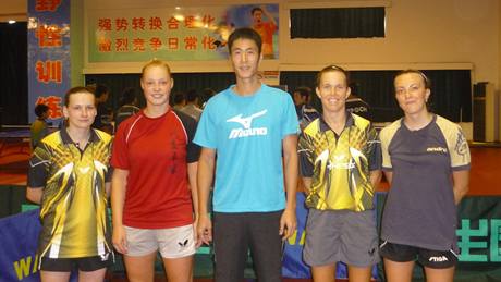 eské stolní tenistky v ín ve spolenosti mistra svta Wang Liqina