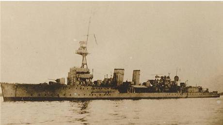 Lehký kiník HMS Cassandra krátce ped potopením v noci z 5. na 6. prosince 1918