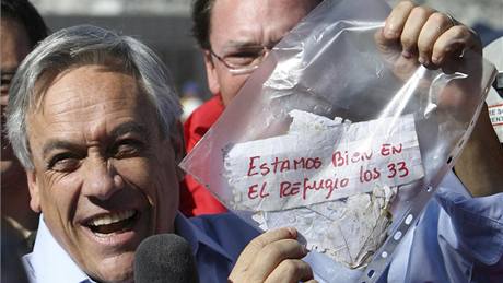 Chilský prezident Sebastian Piera drí sáek se vzkazem od uvznných horník (22. srpna 2010)