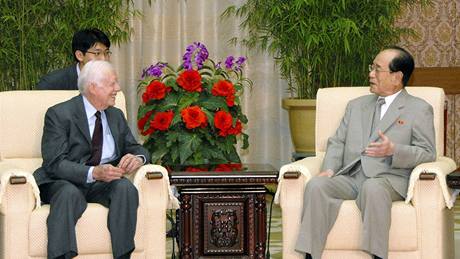 Jimmmy Carter pi jednání s Kim Jong-namem, druhým nejmocnjím muem KLDR (25. srpna 2010)