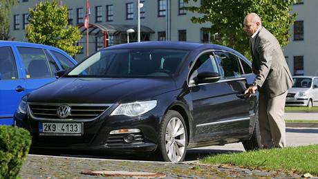 Zden�k Horák, generální �editel Karlovarské krajské nemocnice, se svým novým slu�ebním automobilem Volkswagen Passat 