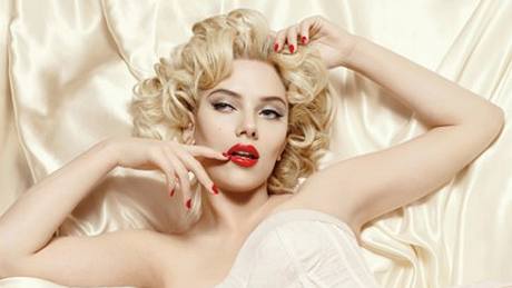 Americká here�ka Scarlett Johanssonová v reklamní kampani Dolce & Gabbana v...