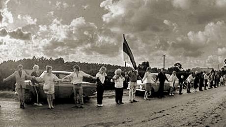 600 kilometr dlouhý ivý etz táhnoucí se pes celé Pobaltí. Dva miliony lidí tak daly najevo, e chtjí konec okupace Sovtským svazem. (23. srpna 1989)