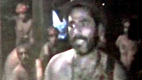 Zábr z videa, které natoili zavalení horníci v chilském dole San José. (27. srpna 2010)