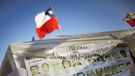 Fotografie t�iat�iceti zavalených horník� v chilském dole San José. (27. srpna 2010)