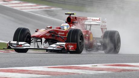 Fernando Alonso na trati detivého páteního tréninku Velké ceny Belgie.