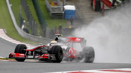 Lewis Hamilton (McLaren) na trati detivého páteního tréninku Velké ceny Belgie.
