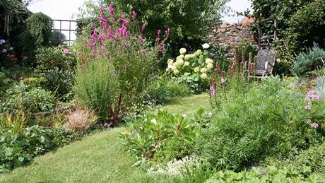 "Babiina" romantická zahrada plná kvtin, s nezbytným jezírkem a kei kvetoucích hortenzí  