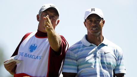 Tiger Woods se svým caddiem Stevem Williamsem bhem druhého kola Barclays