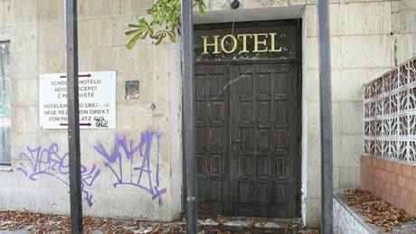 Hotel Palace bojoval o peití, ale nakonec prohrál. Ránu mu zasadily v roce 2002 povodn.