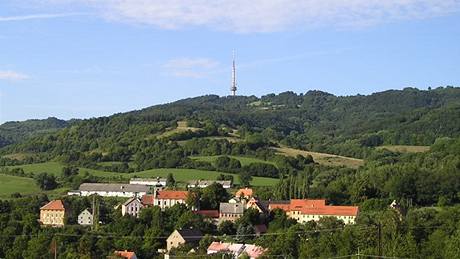 Kopec Buková hora (v pozadí za obcí Zubrnice) je známý i kvli svému...